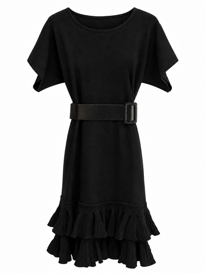 Schwarzes Kleid mit Gürtel und Volants