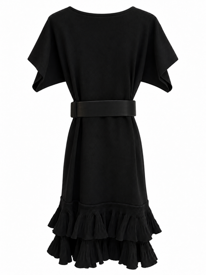 Schwarzes Kleid mit Gürtel und Volants